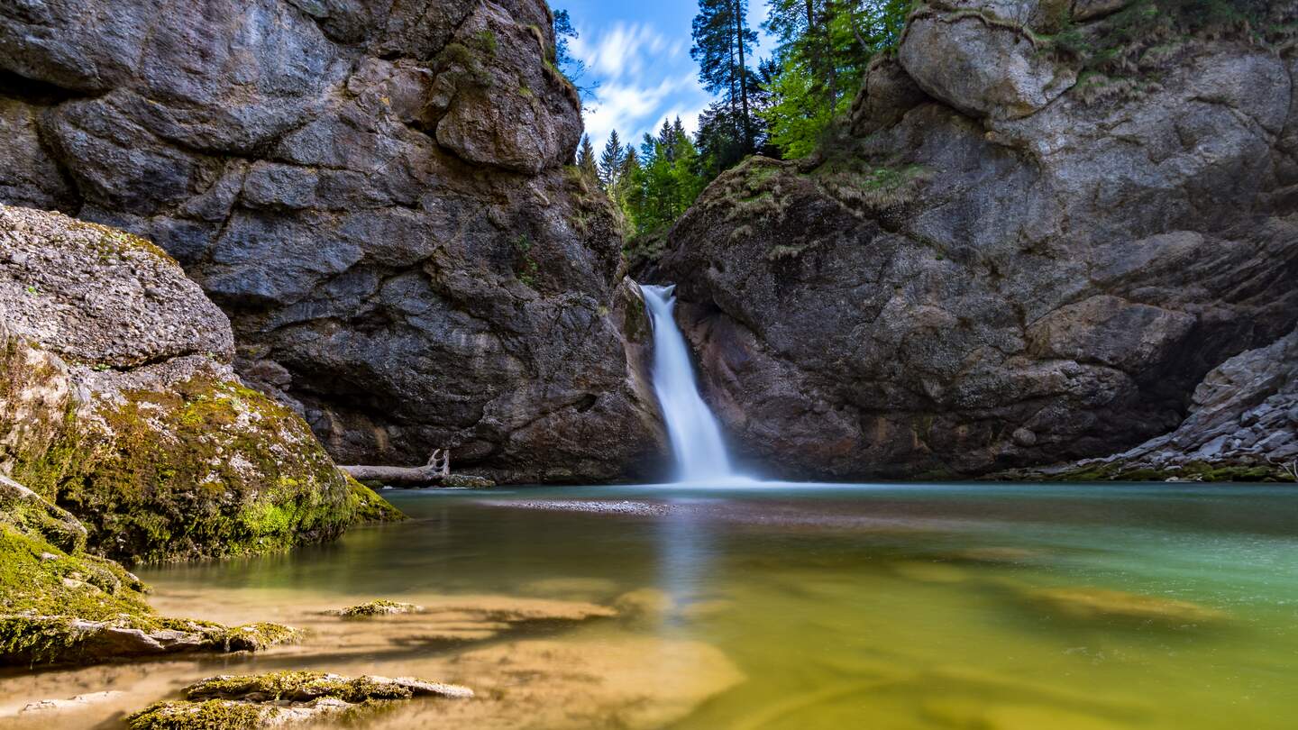 Wanderung bei Oberstaufen zu den Buchenegger Wasserfällen bei Sonnenschein | © Gettyimages.com/mindscapephotos