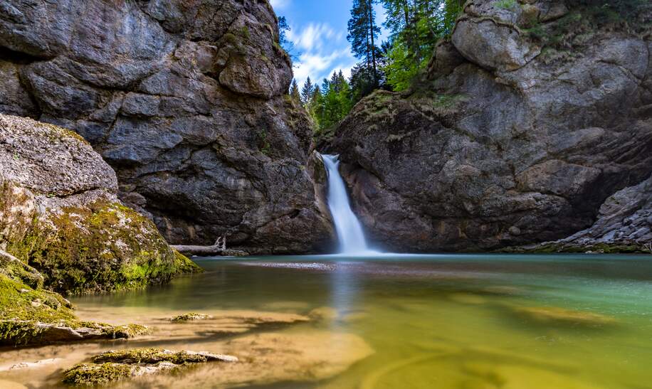 Wanderung bei Oberstaufen zu den Buchenegger Wasserfällen bei Sonnenschein | © Gettyimages.com/mindscapephotos