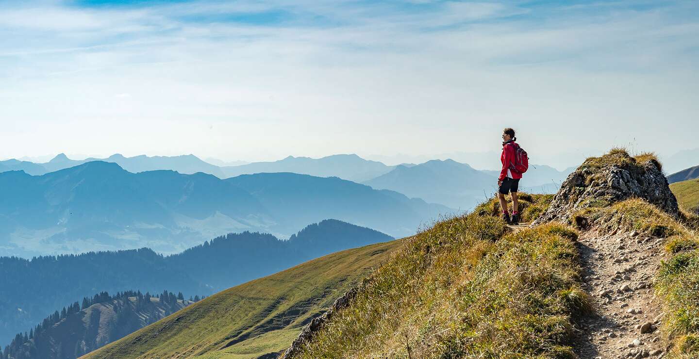 Frau wandert im Herbst auf dem Grat der Nagelfluhkette bei Oberstaufen im Allgaeu | © Gettyimages.com/Uwe Moser