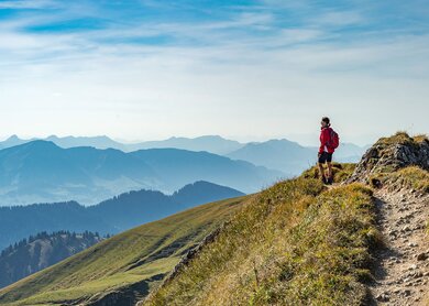 Frau wandert im Herbst auf dem Grat der Nagelfluhkette bei Oberstaufen im Allgaeu | © Gettyimages.com/Uwe Moser