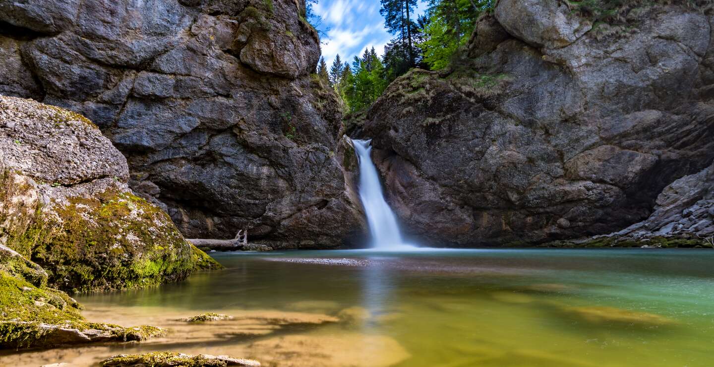 Wanderung bei Oberstaufen zu den Buchenegger Wasserfällen bei Sonnenschein | © Gettyimages.com/mindscapephotos