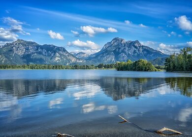 Blick ueber den Foggernsee auf das Schloss Neuschwanstein mit herrlich blauem Himmel | © Gettyimages.com/magann