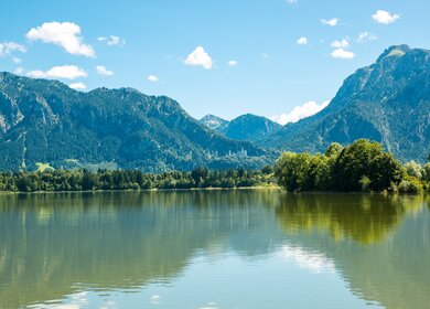 Aussicht auf den Forggensee bei Füssen im Allgaeu | © Gettyimages.com/mytrade1