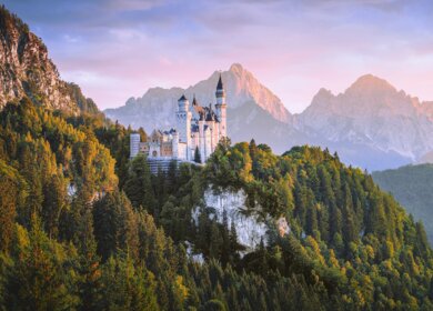 Schloss Neuschwanstein oberhalb von Hohenschwangau bei Fuessen im Allgaeu in der Abenddaemmerung | © Pixabay.com/felixmittermeier