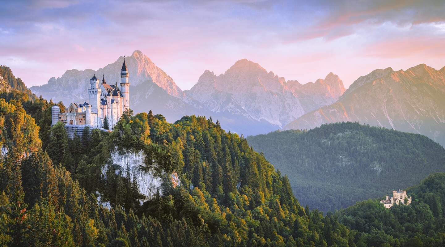 Schloss Neuschwanstein oberhalb von Hohenschwangau bei Fuessen im Allgaeu in der Abenddaemmerung | © Pixabay.com/felixmittermeier