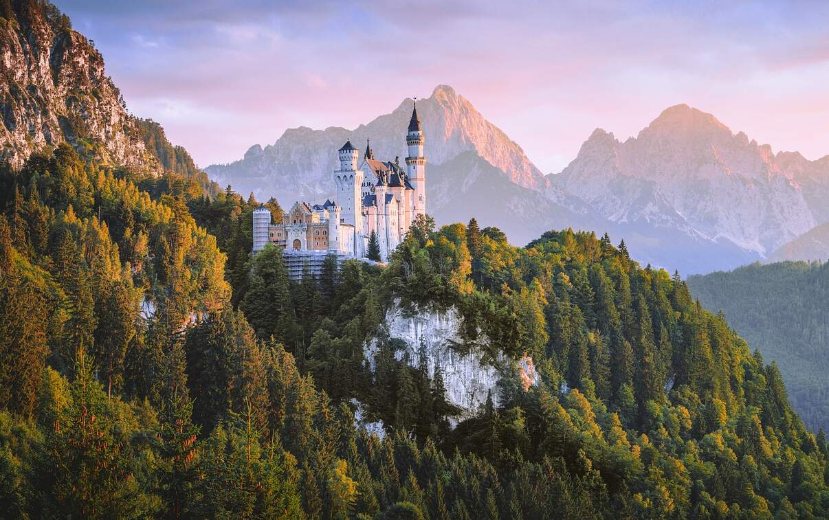 Schloss Neuschwanstein oberhalb von Hohenschwangau bei Fuessen im Allgaeu in der Abenddaemmerung | © Pixabay.com/felixmittermeier