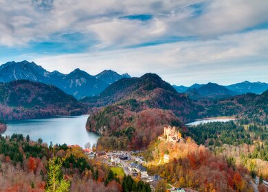 Neuschwanstein, Schoene Herbstlandschaft Panorama Bild des Maerchenschlosses bei Muenchen in Bayern, Deutschland mit bunten Baeumen in den Morgenstunden | © Gettyimages.com/andreas_zerndl