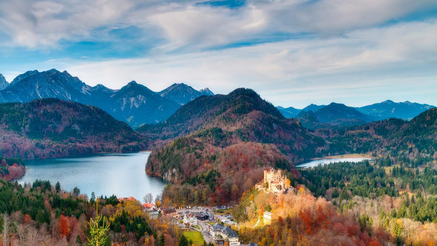 Neuschwanstein, Schoene Herbstlandschaft Panorama Bild des Maerchenschlosses bei Muenchen in Bayern, Deutschland mit bunten Baeumen in den Morgenstunden | © Gettyimages.com/andreas_zerndl