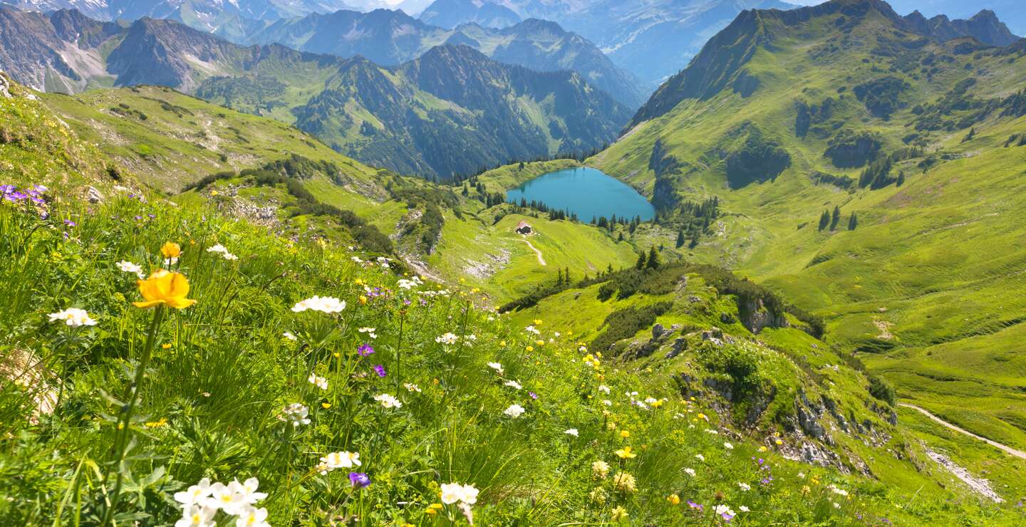 Gettyimages.com/wingmar | © Traumhafte Panoramawanderung vom Nebelhorn entlang des Laufbacher Ecks ueber Schneck mit Blick auf den Seealpsee nahe Oberstdorf 