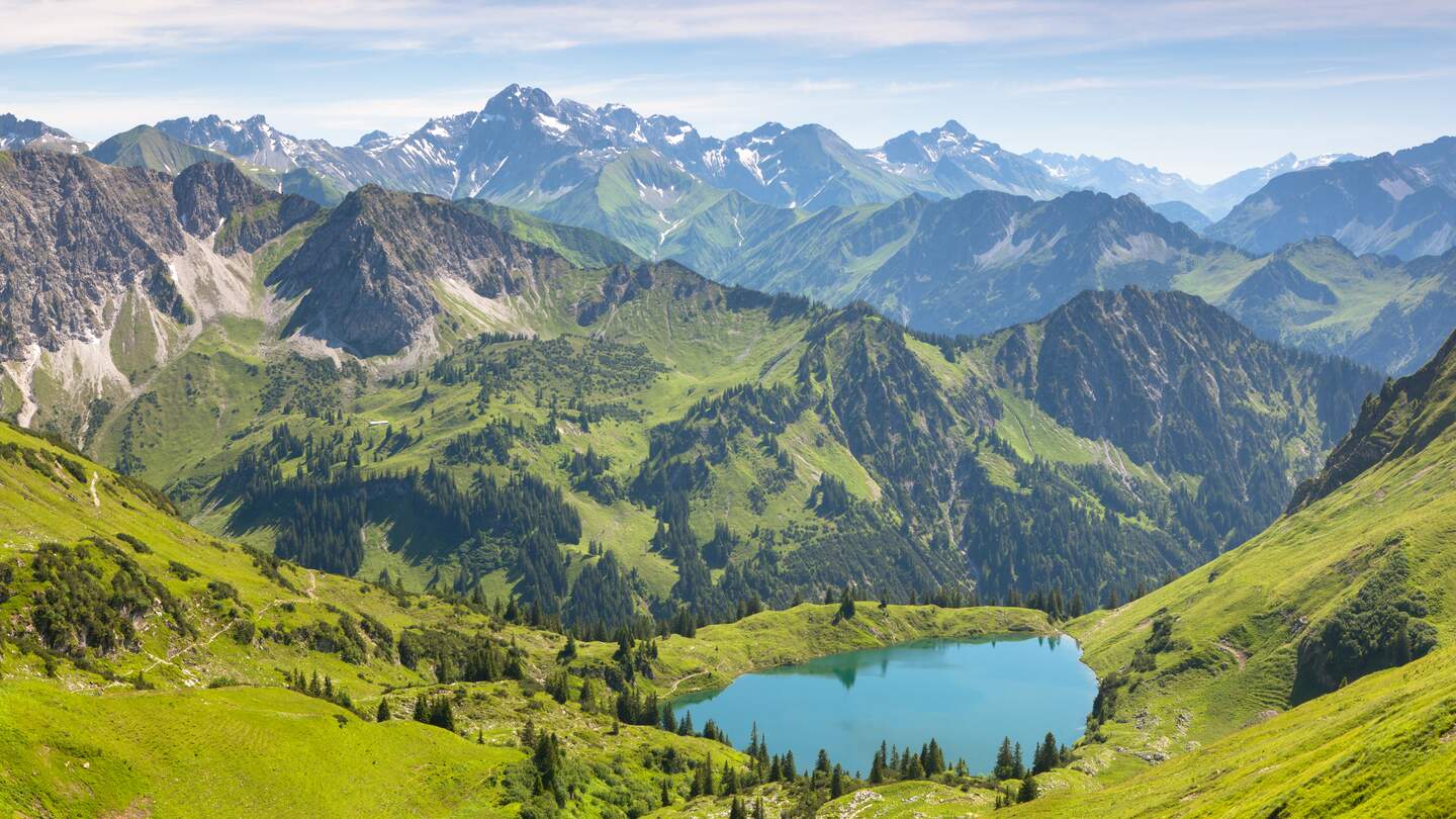 Traumhafte Panoramawanderung vom Nebelhorn entlang des Laufbacher Ecks ueber Schneck mit Blick auf den Seealpsee nahe Oberstdorf  | © Gettyimages.com/wingmar