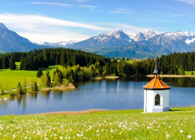 Panorama-Landschaft in Bayern mit Alpen-Gebirge und Hegratsrieder See | © Gettyimages.com/filmfoto
