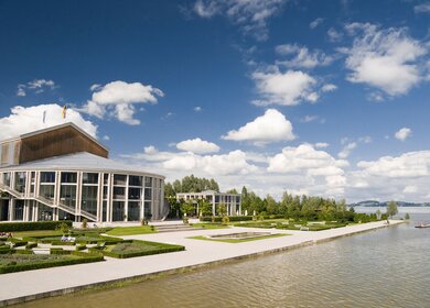Sicht von der Wasserseite auf das Festspielhaus Fuessen im Allgaeu | © Gettyimages.com/Andy Nowack