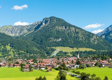 Blick auf den Kur- und Kneippkurort Oberstdorf mit Skischanze im Allgaeu | © Gettyimages.com/no_limit_pictures
