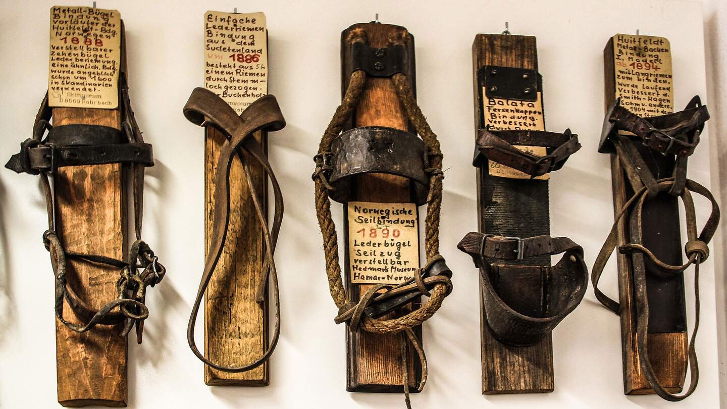Auswahl von fünf historische Skibindungen im FIS Museum in Fischen im Allgäu | © Pixabay.com/garten-gg