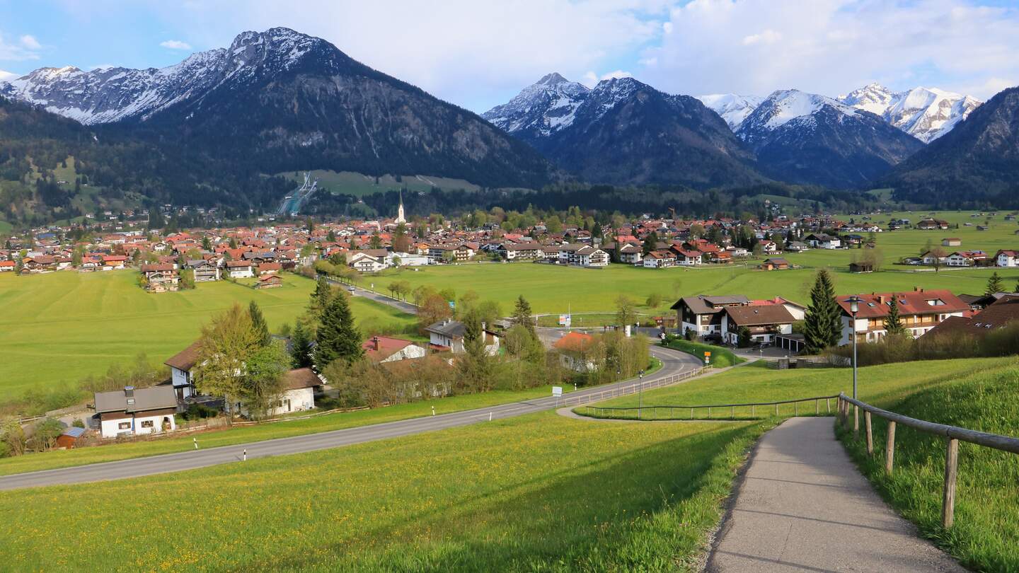 Stadtblick von Oberstdorf im Allgaeu mit den Alpen im Hintergrund | © Gettyimages.com/wilks72