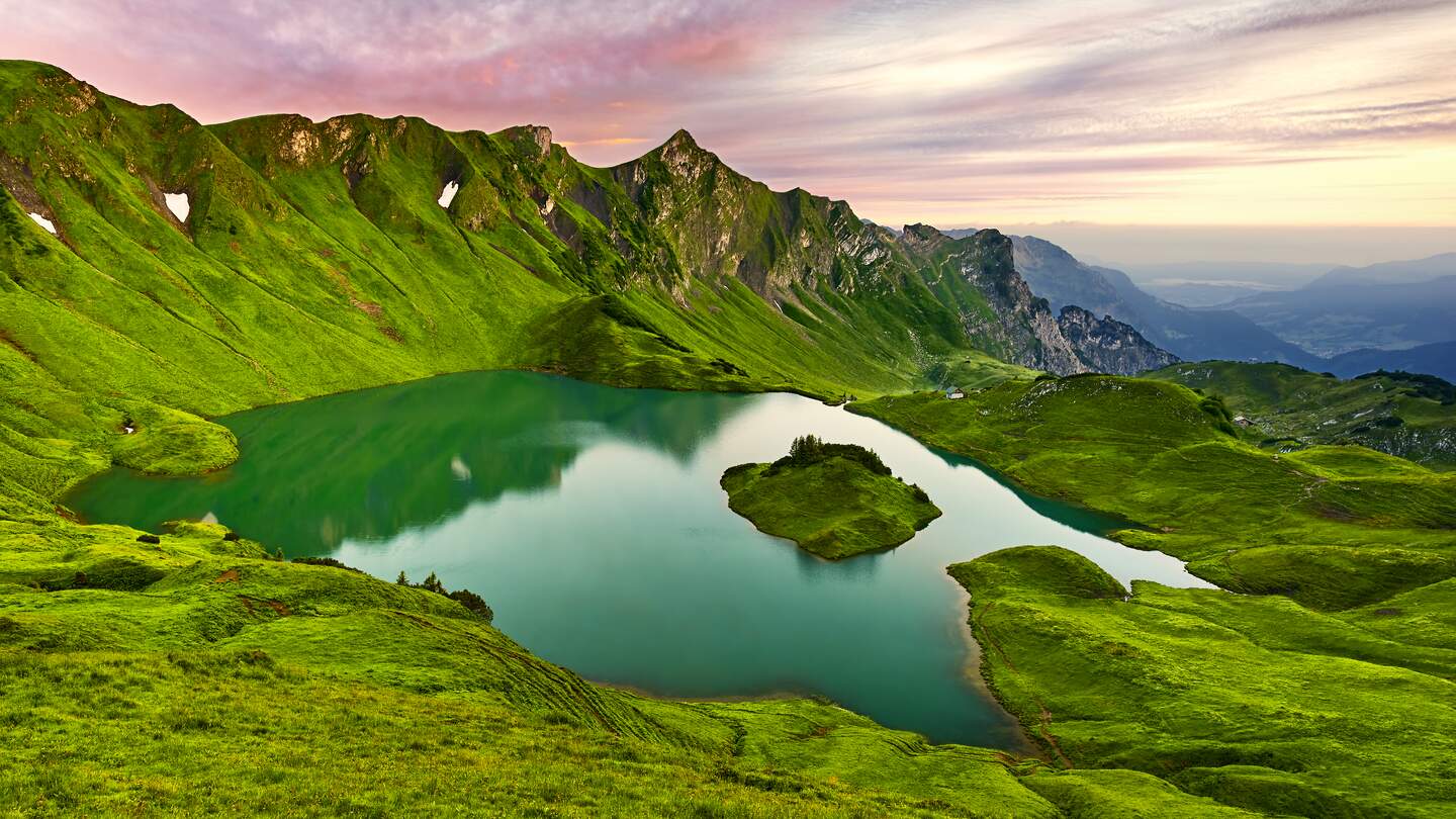 Schoener Sommersonnenaufgang mit bunten Farben am Schrecksee  in Bad Hindelang | © Gettyimages.com/Rado_Kellne