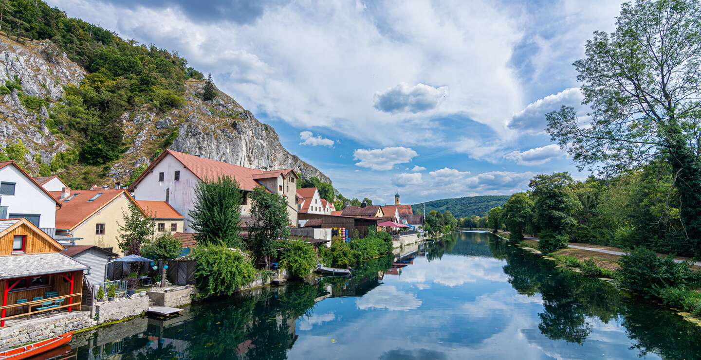Landschaft von Essing im Altmuehltal mit Blick auf den Essing-Prunn | © Gettyimage/Andrea Ferro
