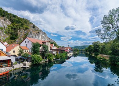 Landschaft von Essing im Altmuehltal mit Blick auf den Essing-Prunn | © Gettyimage/Andrea Ferro
