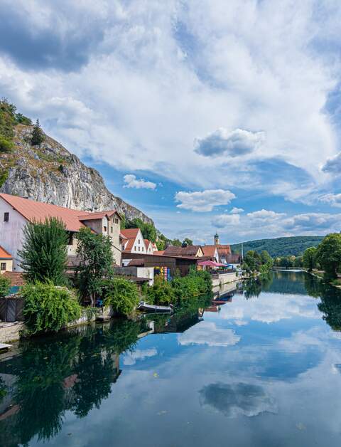 Landschaft von Essing im Altmühltal mit Blick auf den Essing-Prunn | © Gettyimage/Andrea Ferro