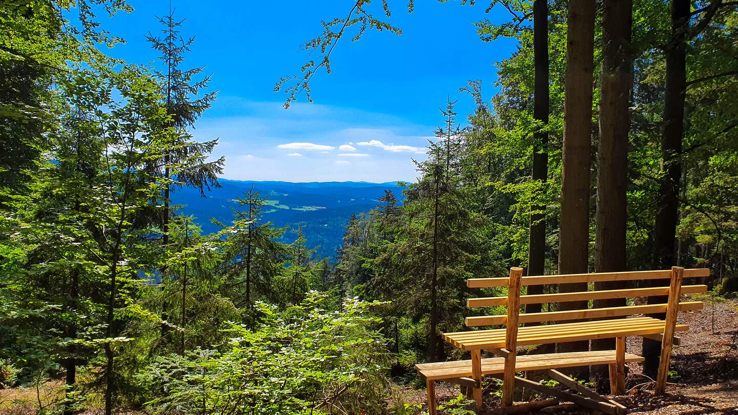 Natürlicher Aussichtspunkt mit einer Holzbank im Vordergrund in der Nähe von Bodenmais im Bayerischen Wald | © Gettyimages.com/Eisenlohr
