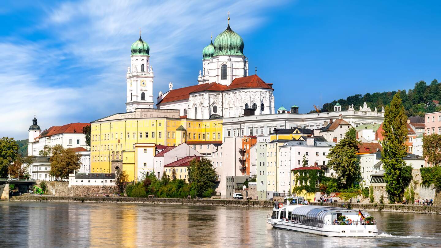 Blick auf den Stephansdom mit Ausflugsschiff auf der Donau in Passau | © © Gettyimages.com/Fotomax