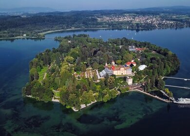 Luftbild der Insel Mainau am ruhigen Morgen am Bodensee | © Gettyimages.com/rusm