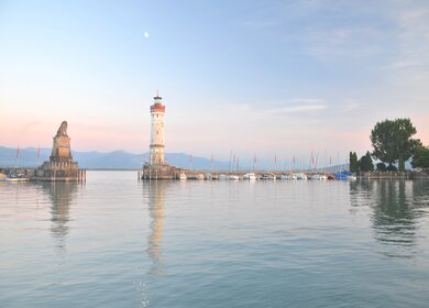 Malerischer Blick auf die Hafeneinfahrt der Insel Lindau am Bodensee | © Gettyimages.com/darios44