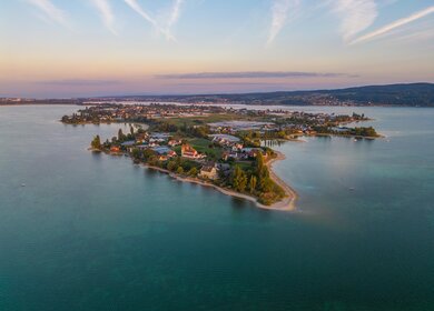 Panoramablick auf die Insel Reichenau und den Bodensee in Bayern | © © Gettyimages.com/davidhajnal