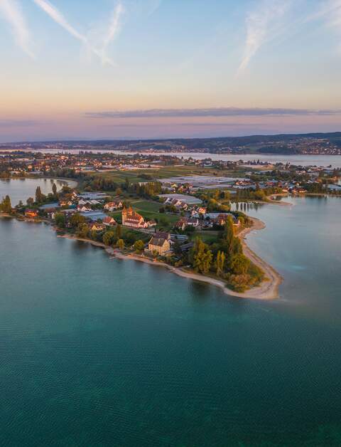 Panoramablick auf die Insel Reichenau und den Bodensee in Bayern | © © Gettyimages.com/davidhajnal