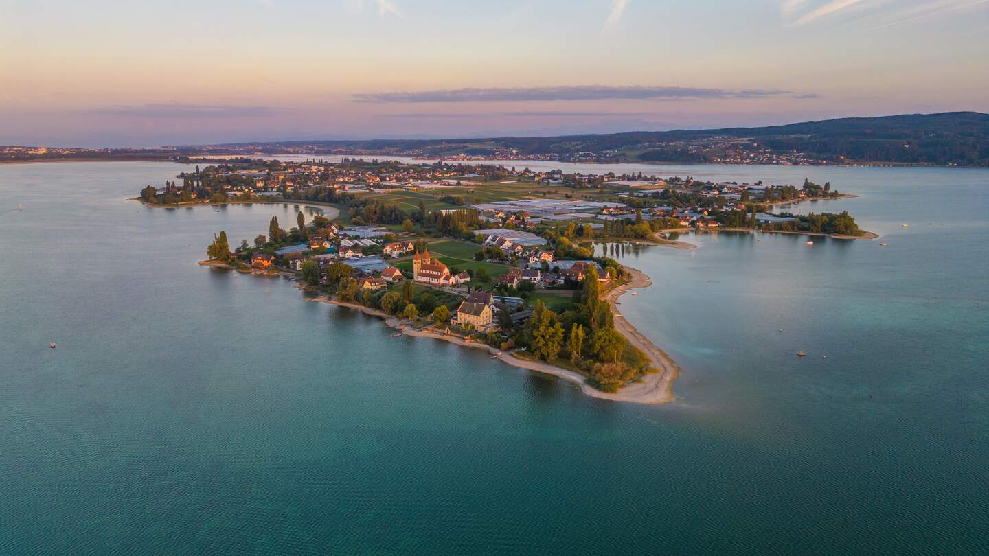 Panoramablick auf die Insel Reichenau und den Bodensee in Bayern | © © Gettyimages.com/davidhajnal