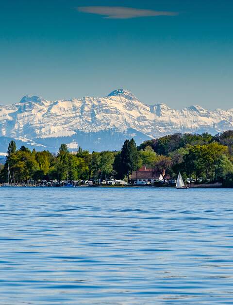 Föhnstimmung am Bodensee mit den Alpen zum greifen nah | © © Gettyimages.com/Carsten Ortlieb