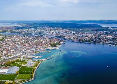 Luftaufnahme vom Seeburgpark in Kreuzlingen im Schweizer Kanton Thurgau auf die Stadt Konstanz in Baden-Württemberg, Deutschland | © Gettyimages.com/Arkadij Schell
