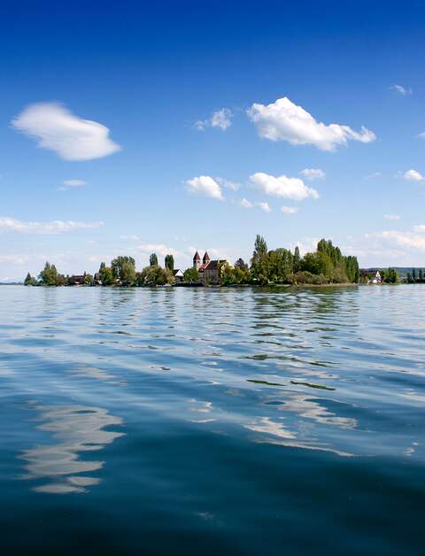 Bodensee mit Blick über das Wasser auf die Schweiz | © © Gettyimages.com/Tomjac80