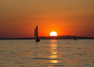 sonnenuntergang am Bodensee an den Grenzen von Deutschland, Oesterreich und der Schweiz. | © Gettyimages.com/kemter