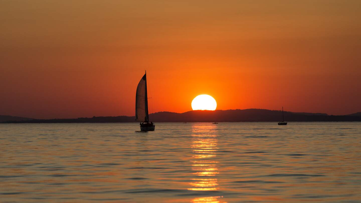 sonnenuntergang am Bodensee an den Grenzen von Deutschland, Österreich und der Schweiz. | © Gettyimages.com/kemter