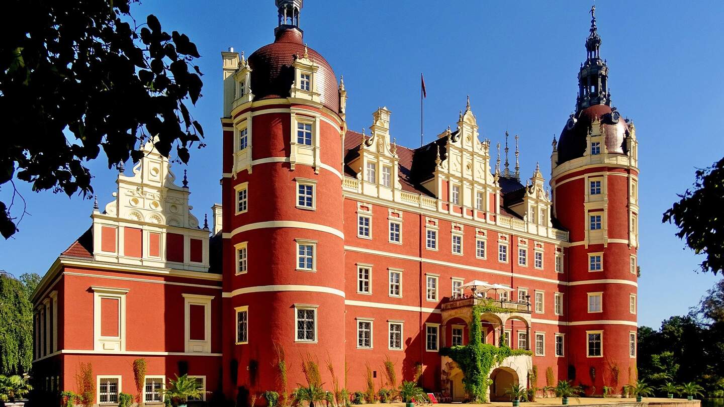 Prächtiges Schloss Bad Muskau in strahlenden farben bei gutem Wetter im Sommer | © Pixabay.com/neufal54 