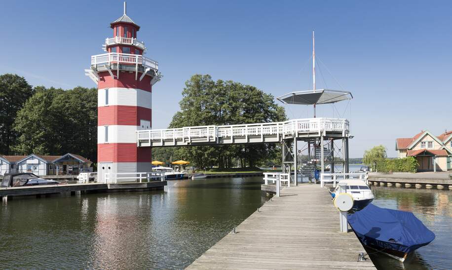 Leuchtturm in rot-weiß am Rheinsberger See in Rheinsberg | © © Gettyimages.com/HaraldBiebel