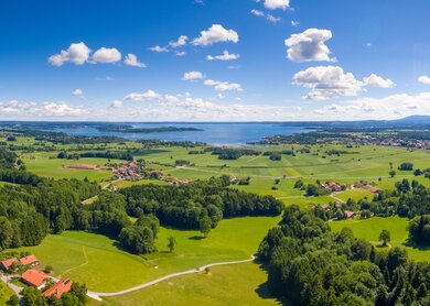 Panorama Blick auf den Chiemsee im Sommer bei Sonnenschein | © Gettyimages.com/NatureNow