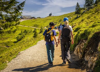 Frau und Sohn auf dem Weg zum Gipfel der Kampenwand in den Chiemgauer Alpen | © Gettyimages.com/nolimitpictures