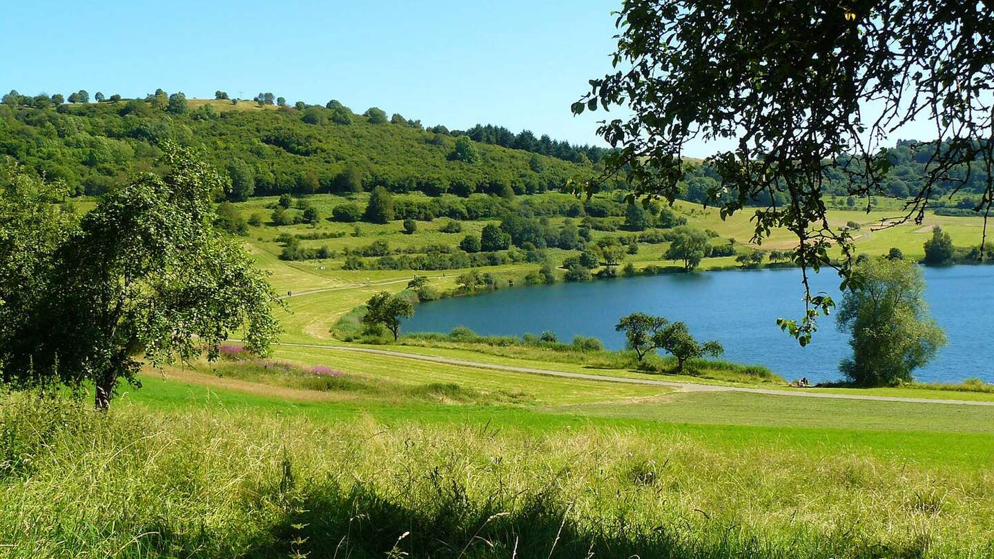 gruene landschaft huegel see | ©  cocoparisienne/ pixabay