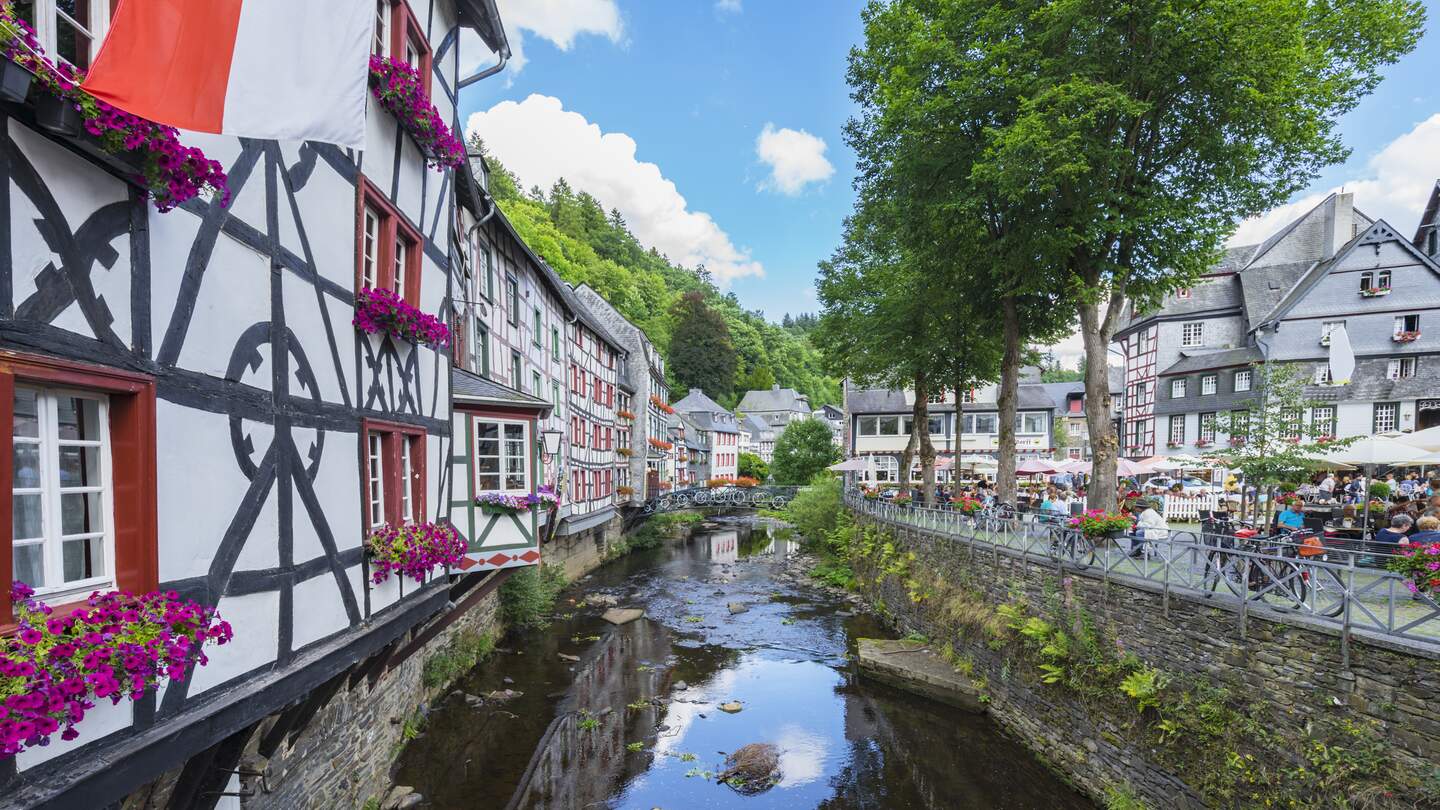 Marktplatz in Monschau mit weissen Fachwerkhaeusern und Blick auf den Fluss | © Gettyimages.com/Manninx