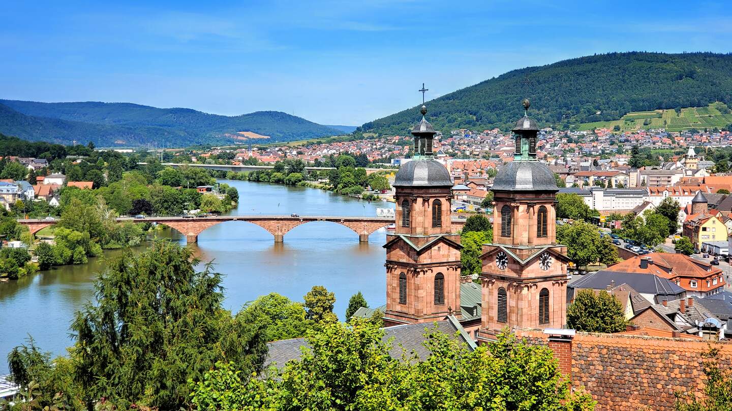 Blick ueber die mittelalterliche Stadt Miltenberg am Main von der Burg Miltenberg tagsüber im Sommer | © Gettyimages.com/jenifoto