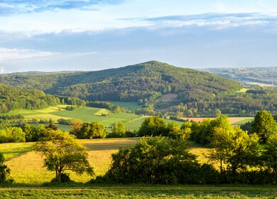Nordbayerische Frühlingshügellandschaft. Warme Farben. Bäume und Hügel. Frankenwald. Bekannt für Wandern. Wunderschöne malerische Natur | © Gettyimages.com/Andreas_Zerndl