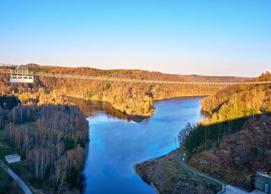 die laengste Fussgaenger-Haengebruecke der Welt ueber das Wasser. Titan RT Bruecke an der Rappbodetalsperre. | © Gettyimages.com/drpics24