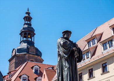 Blick auf die Martin Luther Statue auf dem Marktplatz in Luthertstadt Eisleben | © Gettyimages.com/Animaflora