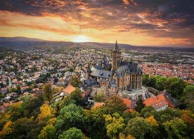 Die Stadt Wernigerode im Harz bei Sonnenuntergang. Im Vordergrund die Burg. | © Gettyimages.com/votimedia