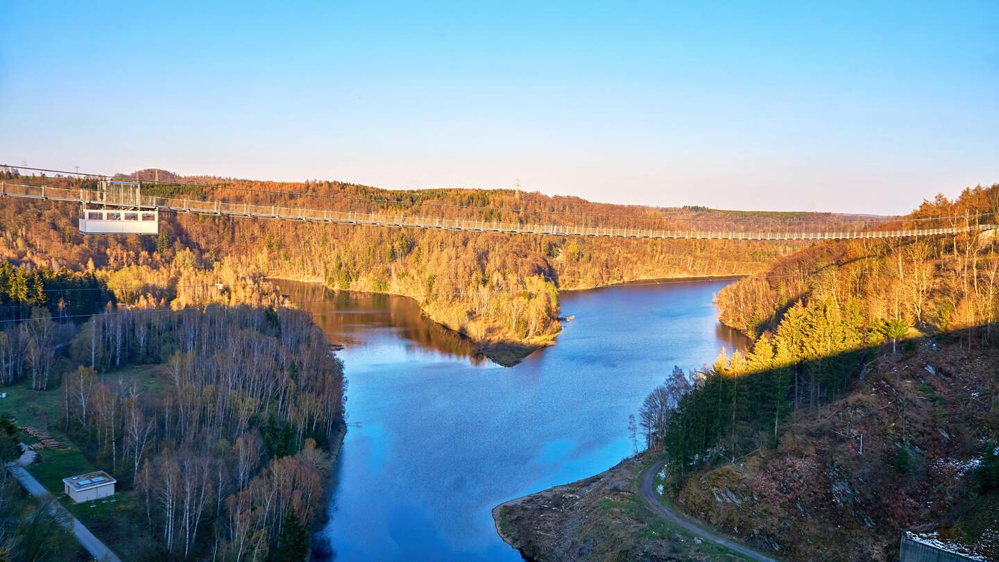 die längste Fußgänger-Hängebrücke der Welt über das Wasser. Titan RT Brücke an der Rappbodetalsperre. | © Gettyimages.com/drpics24