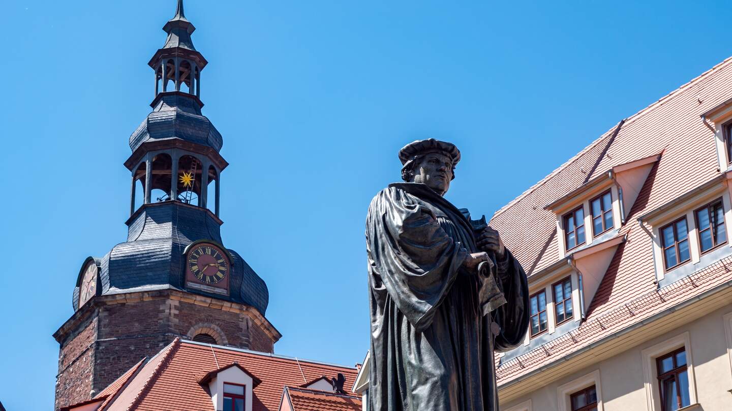Blick auf die Martin Luther Statue auf dem Marktplatz in Luthertstadt Eisleben | © Gettyimages.com/Animaflora
