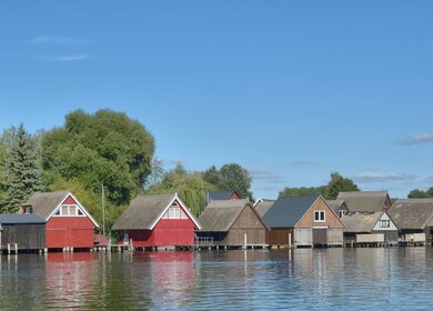 Traditionelle Fischerhuetten am Mueritzsee in Roebel, im Mueritz-Nationalpark | © Gettyimages.com/eurotravel