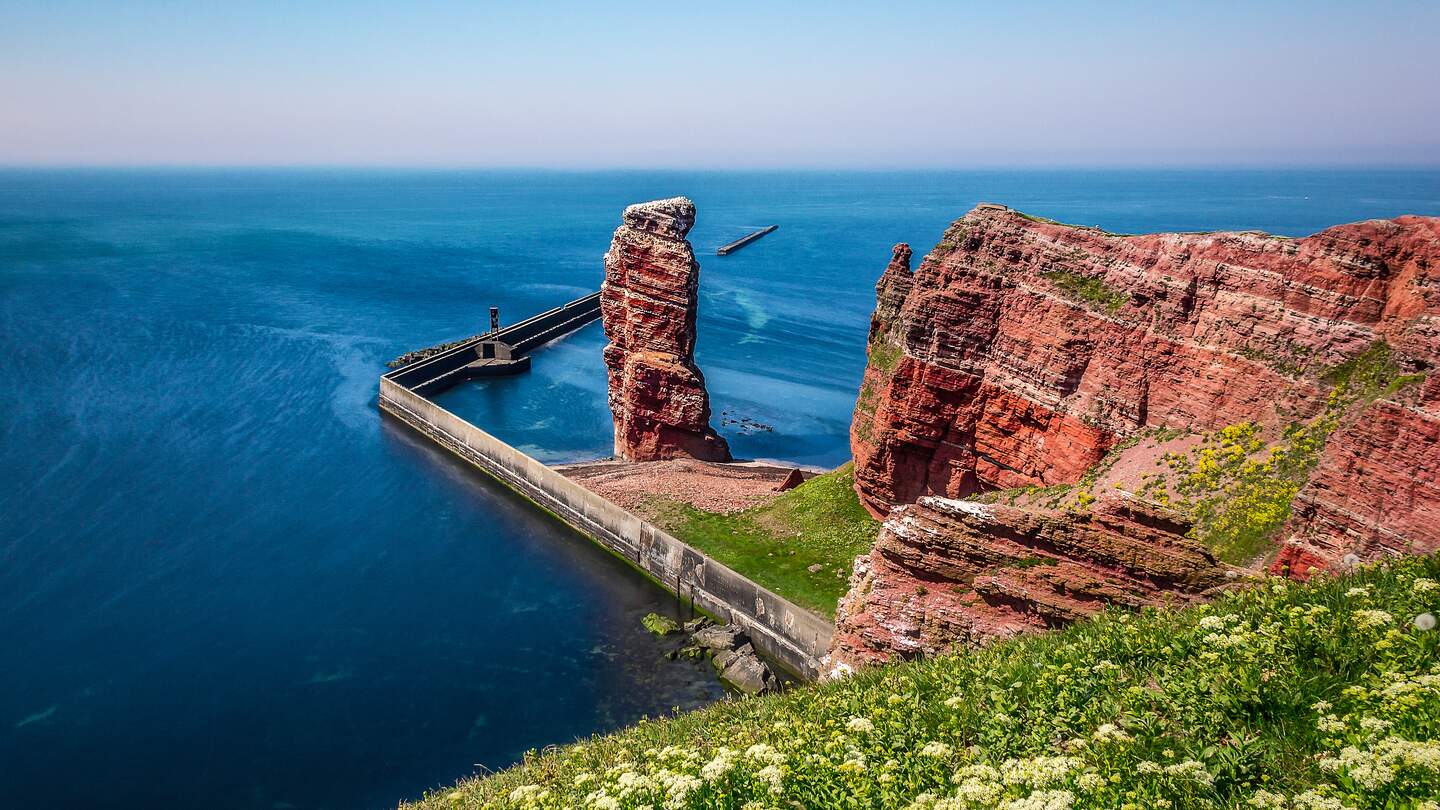 Felsformation Lange Anna auf der Insel Helgoland an der Nordsee | © Gettyimages.com/rpeters86